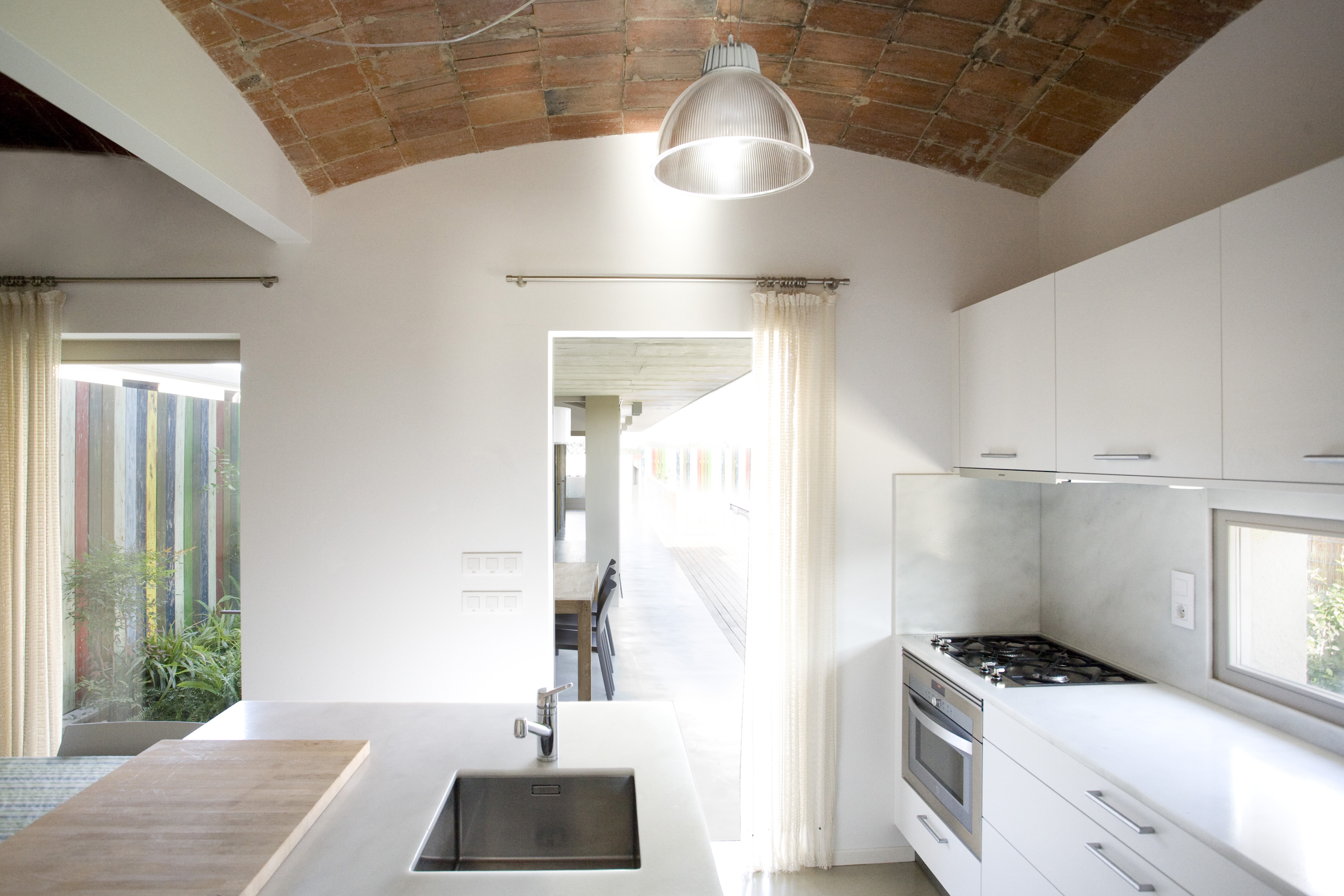 Cocina con isla y mucha luz | Maite Prats